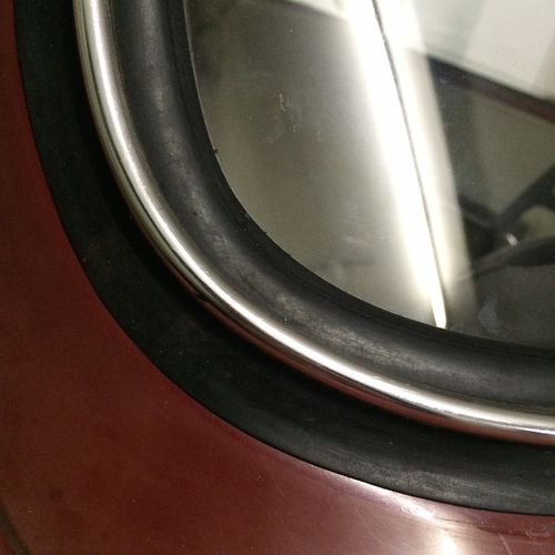 Notchback rear window seal w groove for trim
