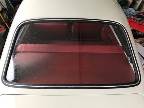 Rear window seal for fastback